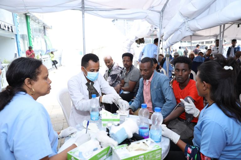 የአለርት ኮምፕርሄንሲቭ ስፔሻላይዝድ ሆስፒታል ህክምና ቡድን በመገናኛ አደባባይ ለሦስት ተከታታይ ቀናት በመገኘት ለበርካታ ማህበረሰብ ነፃ የጤና ምርመራና የህክምና አገልግሎት ሰጡ!